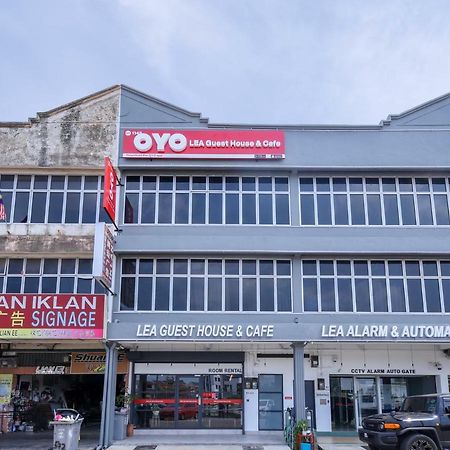 Super Oyo 1145 Lea Guest House & Cafe Lukut Exterior photo